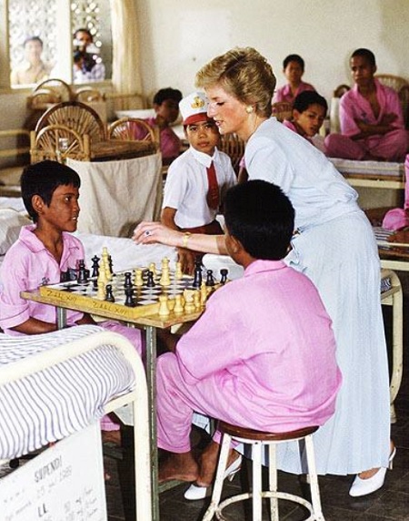 伝統の壁を破った妃（画像は『Lady Diana Foundation　2014年12月2日付Facebook「Jakarta, Indonesia Checkmate! Princess Diana enjoys a game of chess with young leprosy patients while visiting the Sitanala Leprosy Hospital on Nov. 5, 1989.」』のスクリーンショット）