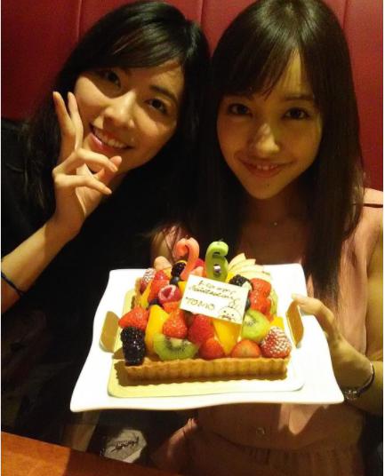 松井珠理奈と板野友美（画像は『shinodamariko　2017年7月4日付Instagram「ちんさんお誕生日　おめでとう」』のスクリーンショット）