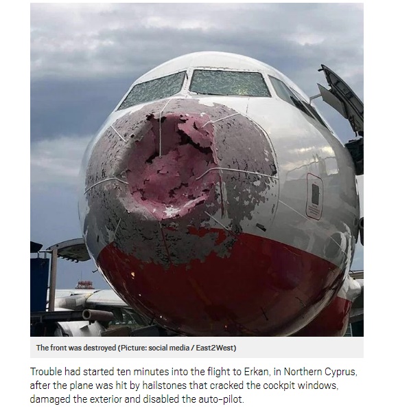 フロント部分を完全にひょうにやられた旅客機（画像は『Metro　2017年7月31日付「Pilot lands plane ‘blind’ after hailstones shatter front of aircraft」（Picture: social media / East2West）』のスクリーンショット）