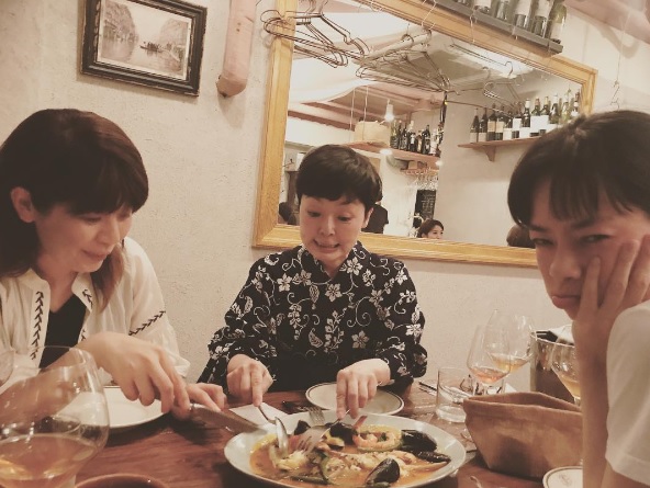 小林聡美（中央）と市川実日子（右）（画像は『rie_tomosaka_official　2017年7月13日付Instagram「すいか会」』のスクリーンショット）
