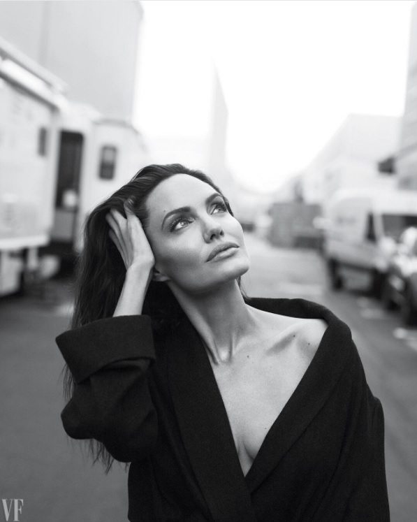 アンジェリーナ「まだ癒しの最中なの」（画像は『Vanity Fair　2017年7月27日付Instagram「Angelina Jolie―actor, director, writer, humanitarian―has the same concerns that all mothers do:“As I go to sleep at night, I think, Did I do a great job as a mom or was that an average day?”」（Photograph by ＠mertalas and ＠macpiggott）』のスクリーンショット）