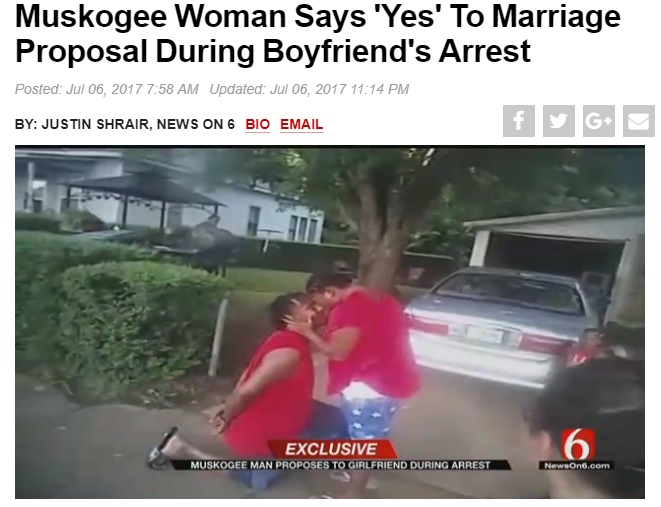 どんなプロポーズでもやはり嬉しい女心…!?（画像は『News On 6　2017年7月6日付「Muskogee Woman Says‘Yes’To Marriage Proposal During Boyfriend's Arrest」』のスクリーンショット）