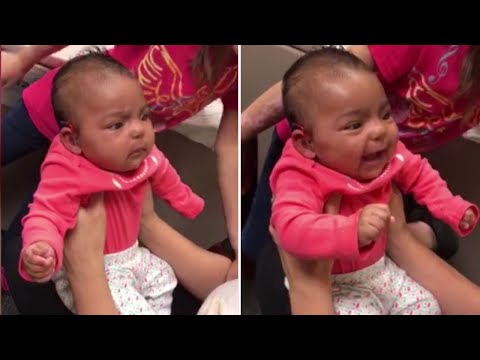 ママの声を初めて聞いた赤ちゃん（画像は『Inside Edition　2017年8月14日公開 YouTube「See Baby's Reaction to Hearing Mom's Voice for the First Time」』のサムネイル）