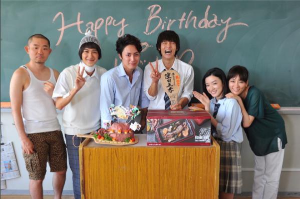 窪田正孝の誕生日を祝う『僕やり』キャスト（画像は『【火9ドラマ『僕たちがやりました』公式】　2017年8月6日付Instagram「0806　Happy Birthday　Masataka Kubota」』のスクリーンショット）