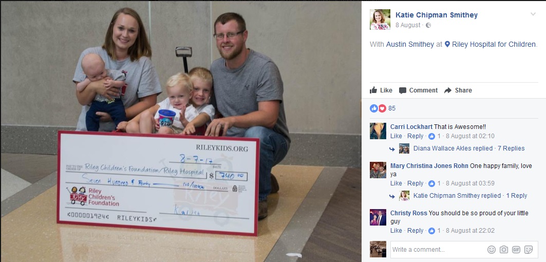 小児病院に寄付をした7歳少年とその家族（画像は『Katie Chipman Smithey　2017年8月8日付Facebook「With Austin Smithey at Riley Hospital for Children.」』のスクリーンショット）