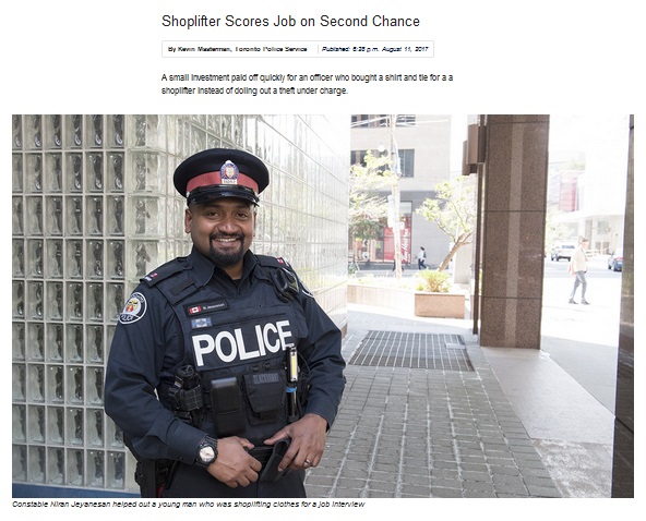 万引き犯にシャツをプレゼントした警察官（画像は『TPSNews.ca　2017年8月11日付「Shoplifter Scores Job on Second Chance」（Toronto Police Service）』のスクリーンショット）