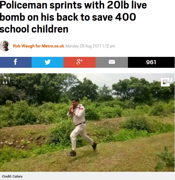 危険を顧みず不発弾を抱えて走る警察官（画像は『Metro　2017年8月28日付「Policeman sprints with 20lb live bomb on his back to save 400 school children」（Credit: Caters）』のスクリーンショット）