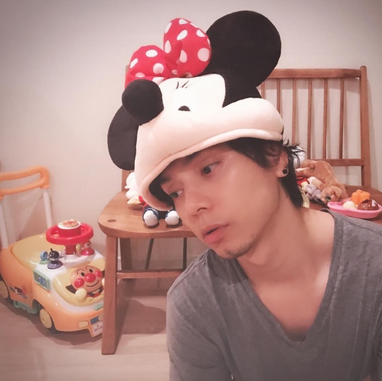 水嶋ヒロがミニーのファンキャップを被るワケ（画像は『Hiro Mizushima　2017年8月11日付Instagram「Terrible twos」』のスクリーンショット）