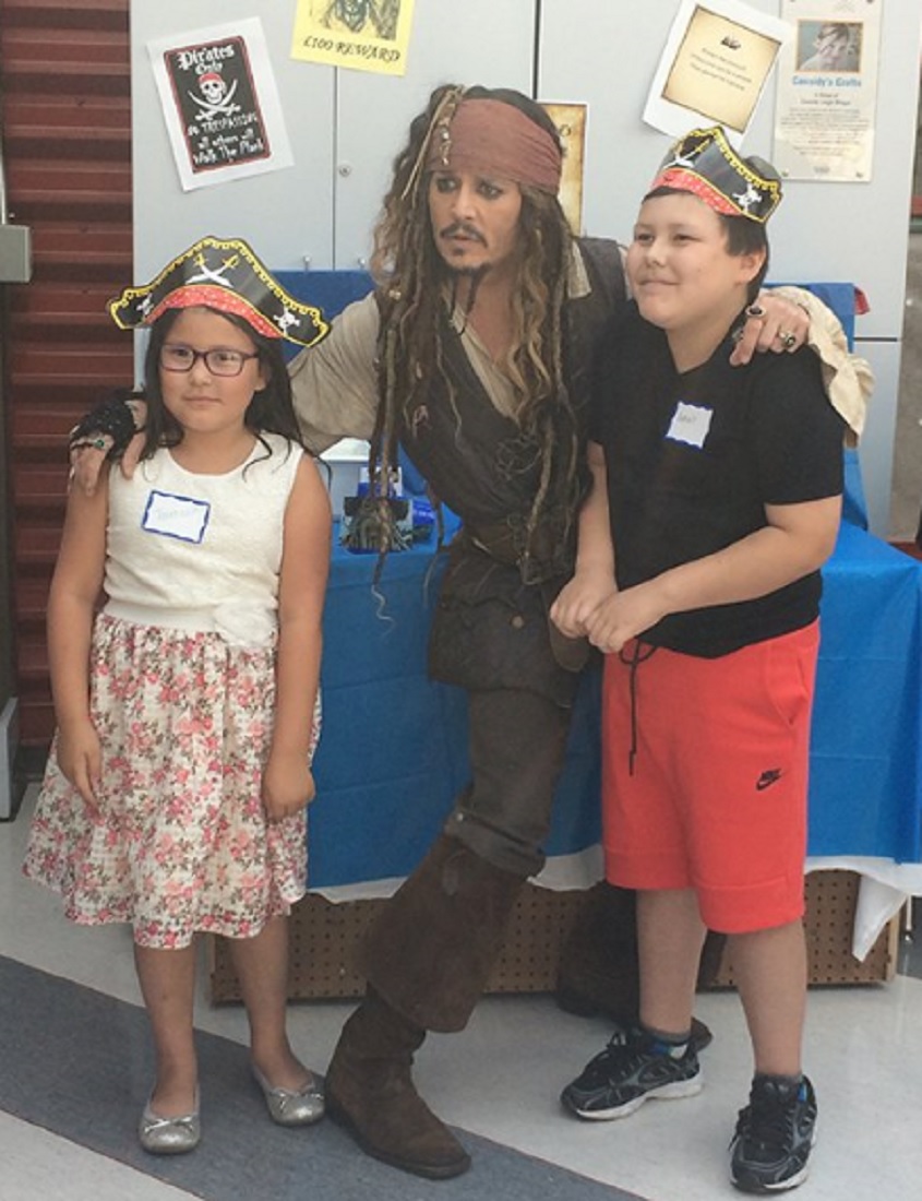 ジョニーの訪問に子ども達も大興奮！（画像は『BCChildren'sHospital　2017年8月15日付Twitter「So many smiles and lots of ＃pirate talk today ＠BCChildrensHosp. Thanks ＃CaptainJackSparrow for the visit!」』のスクリーンショット）