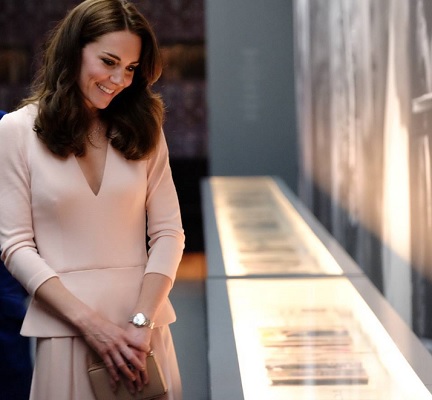 この持ち方には理由が…（画像は『Kensington Palace　2016年5月5日付Instagram「The Duchess of Cambridge visits the ＠nationalportraitgallery to view the ＃Vogue100: A Century of Style exhibition.」』のスクリーンショット）