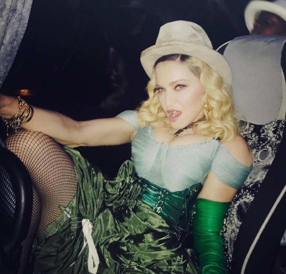 それでもファンはマドンナの生歌に大興奮（画像は『Madonna　2017年8月17日付Instagram「Happy Girl! .........On her way!!」』のスクリーンショット）