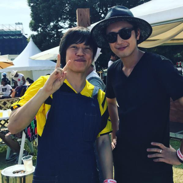 ラッド桑原と間宮祥太朗（画像は『shotaro_mamiya　2017年8月6日付Instagram「RADWIMPSのくわさんにくわバーガー貰いました。」』のスクリーンショット）