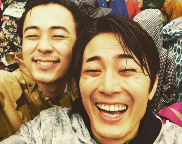 成田凌と間宮祥太朗（画像は『shotaro_mamiya　2017年8月1日付Instagram「だらしない笑顔」』のスクリーンショット）