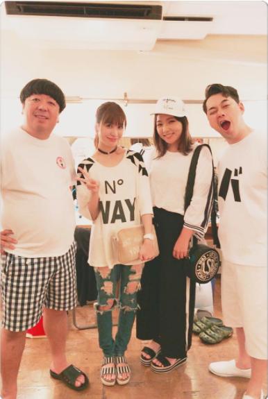 日村勇紀、大島麻衣、野呂佳代、設楽統（画像は『Mai Oshima　2017年8月12日付Instagram「夏の楽しみ!!バナナマンライブに今年も行ってまいりました」』のスクリーンショット）