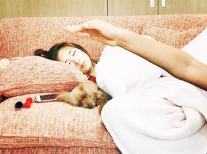 【エンタがビタミン♪】紗栄子、愛犬との穏やかな寝顔が「仏様みたい」