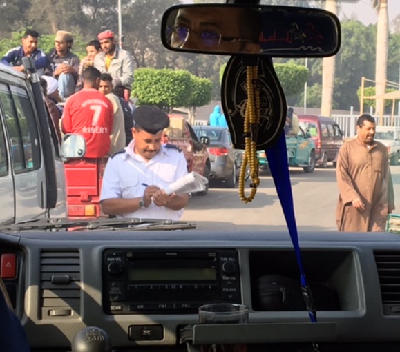エジプトの検問の様子　ガイドの車から撮影/Joy横手