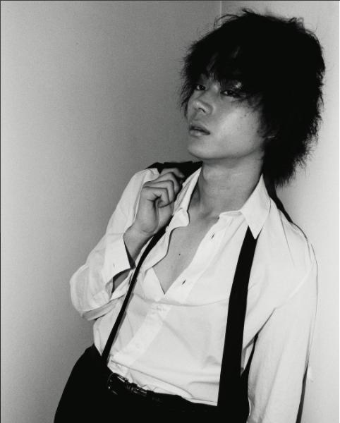 ロックスターに扮する菅田将暉（画像は『Vogue Japan　2017年8月24日付Instagram「シンガーデビューを果たし、さらに活躍の場を広げる俳優の菅田将暉が「ROCK STAR」がテーマの『VOGUE JAPAN』10月号に登場。」』のスクリーンショット）
