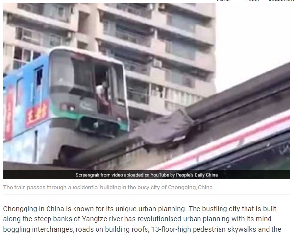 高層マンションを突き抜けて走る重慶市のモノレール（画像は『NDTV　2017年8月1日付「Train That Passes Through High-Rise Comes To Halt For The Weirdest Reason」（YouTube by People's Daily, China）』のスクリーンショット）