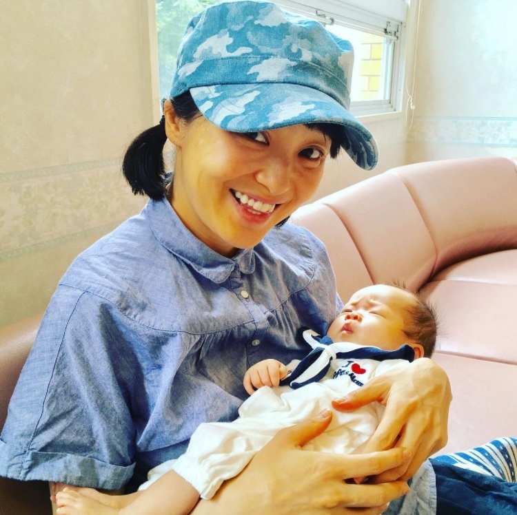 長女の1か月健診での金田朋子（画像は『森渉　2017年7月27日付Instagram「1ヶ月検診に行ってきました！」』のスクリーンショット）