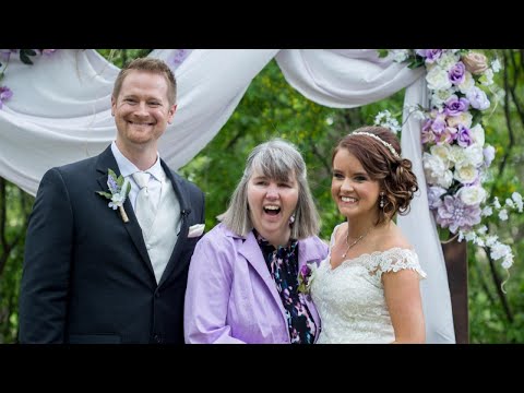 母親のために結婚式を1年早めたカップル（画像は『Inside Edition　2017年8月1日公開 YouTube「Bride Moves Wedding Up 1 Year So Mom With Alzheimer's Can Attend」』のサムネイル）