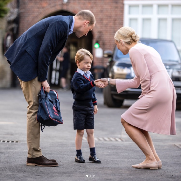 先生に挨拶するジョージ王子（画像は『Kensington Palace　2017年9月7日付Instagram「Prince George arrives for his first day of school at Thomas's Battersea with his father The Duke of Cambridge PA」』のスクリーンショット）