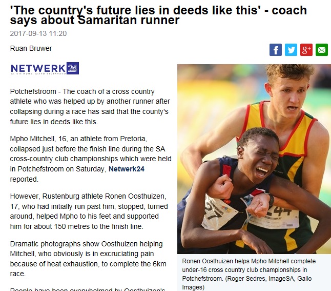 熱中症で倒れた少年とともにゴールする選手（画像は『News24　2017年9月13日付「‘The country's future lies in deeds like this’ - coach says about Samaritan runner」（Roger Sedres, ImageSA, Gallo Images）』のスクリーンショット）
