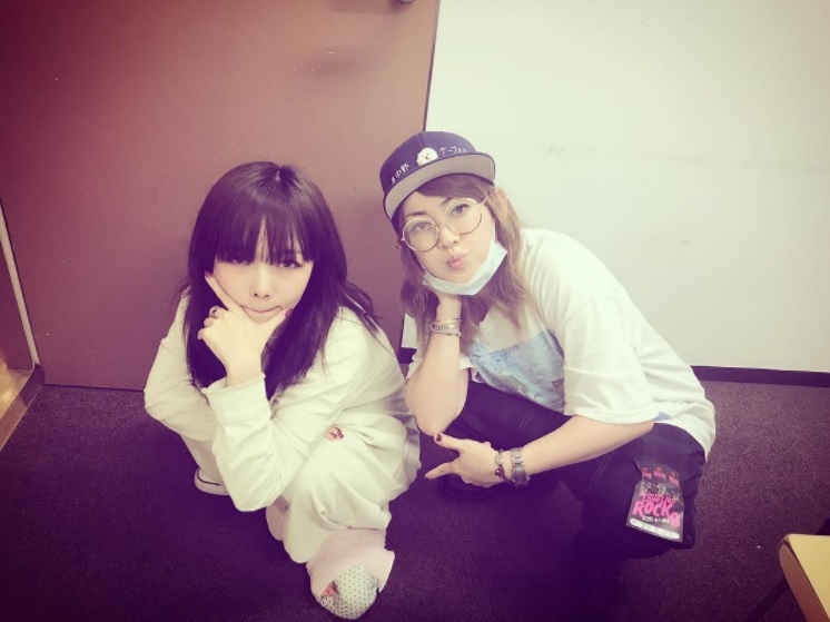 aikoと大貫亜美（画像は『PUFFY 大貫亜美　2017年9月9日付Instagram「先日aikoのツアーファイナルに応援に行きました！」』のスクリーンショット）
