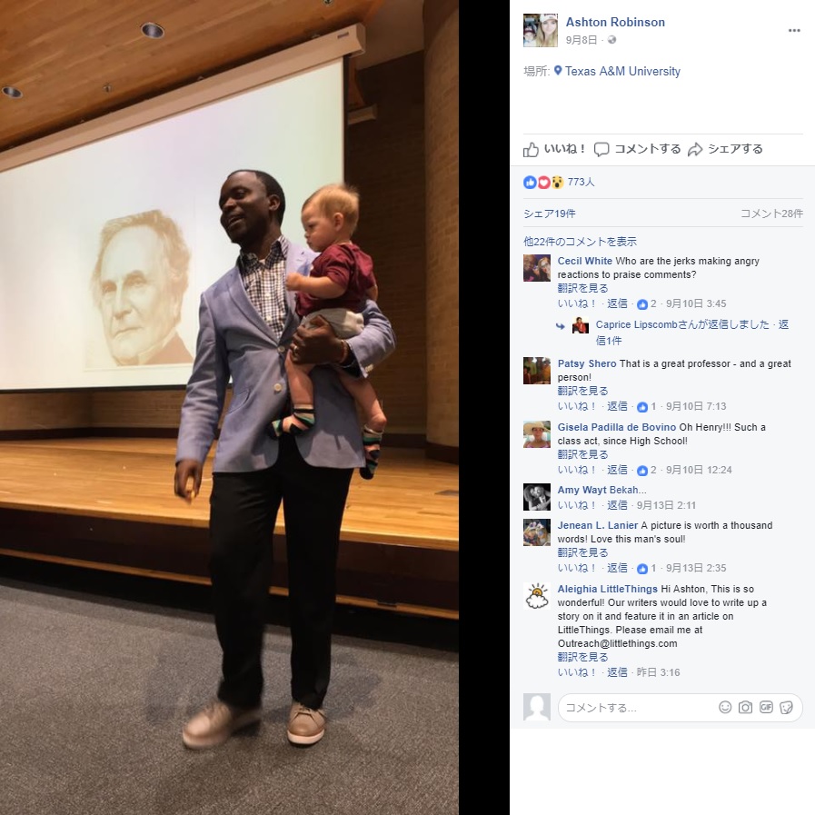赤ちゃんを抱っこしながら講義（画像は『Ashton Robinson　2017年9月7日付Facebook』のスクリーンショット）