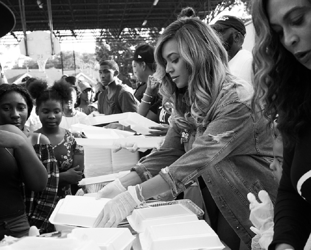 ボランティアに精を出したビヨンセ（画像は『Beyoncé　2017年9月10日付Instagram』のスクリーンショット）
