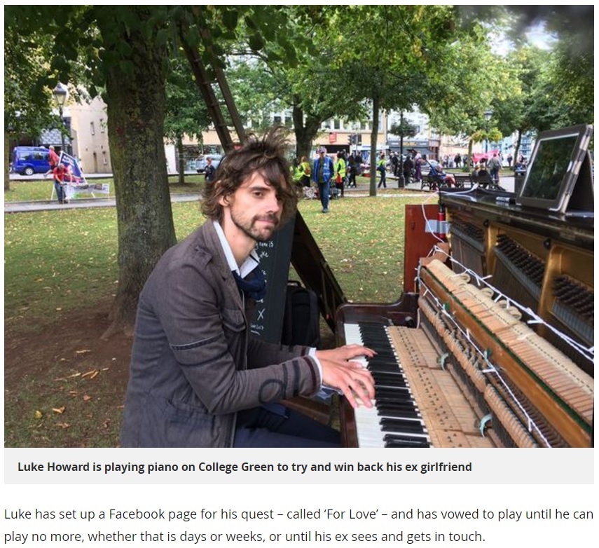 「元彼女ともう一度やり直したい」と願って…（画像は『Bristol Post 2017年9月11日付「Heartbroken man starts playing piano non-stop in College Green Bristol to win back his lost love」』のスクリーンショット）
