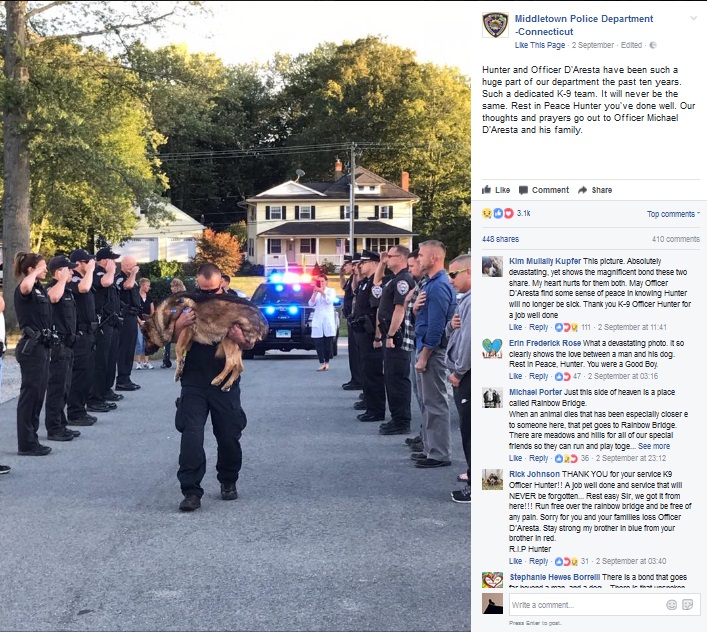 最後の別れに警察官ら敬礼（画像は『Middletown Police Department -Connecticut　2017年9月2日付Facebook「Hunter and Officer D'Aresta have been such a huge part of our department the past ten years.」』のスクリーンショット）