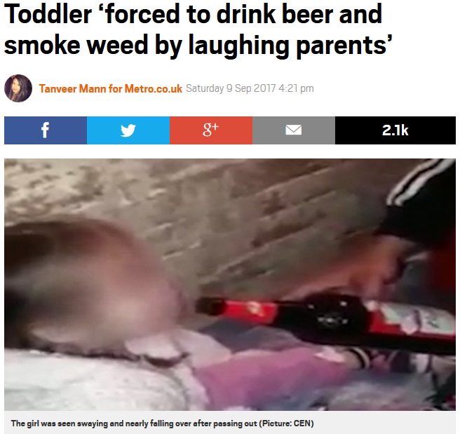 幼い娘の口元にビールを！（画像は『Metro　2017年9月9日付「Toddler ‘forced to drink beer and smoke weed by laughing parents’」（Picture: CEN）』のスクリーンショット）