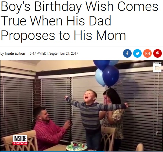 嬉しさを体いっぱいに表現する7歳少年（画像は『Inside Edition　2017年9月21日付「Boy's Birthday Wish Comes True When His Dad Proposes to His Mom」』のスクリーンショット）