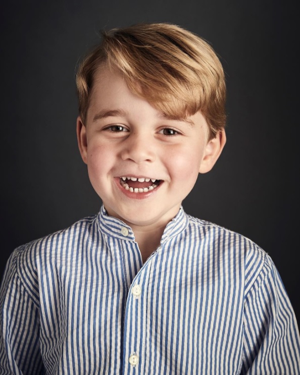 ジョージ王子の学校生活とは？（画像は『Kensington Palace　2017年7月22日付Instagram「The Duke and Duchess are delighted to share a new official portrait of Prince George to mark His Royal Highness's fourth birthday tomorrow」』のスクリーンショット）