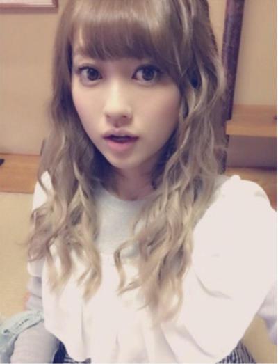 23歳か24歳頃の菊地亜美（画像は『菊地亜美　2017年9月20日付Instagram「最近髪明るくなってきたなぁーー」』のスクリーンショット）