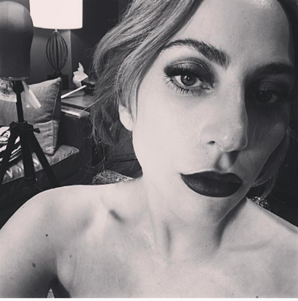 ガガ、痛みに耐えきれず…（画像は『xoxo, Gaga　2017年8月10日付Instagram「When your 24 hrs look like concert ＠ the forum, shoot remaining scenes of ASIB, concert ＠ the forum.」』のスクリーンショット）