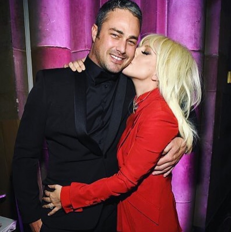 婚約していた2人（画像は『xoxo, Gaga　2015年12月12日付Instagram「He said, “honey you're always my Woman of the Year.” HAPPY HOLIDAYS! ＃billboard」』のスクリーンショット）