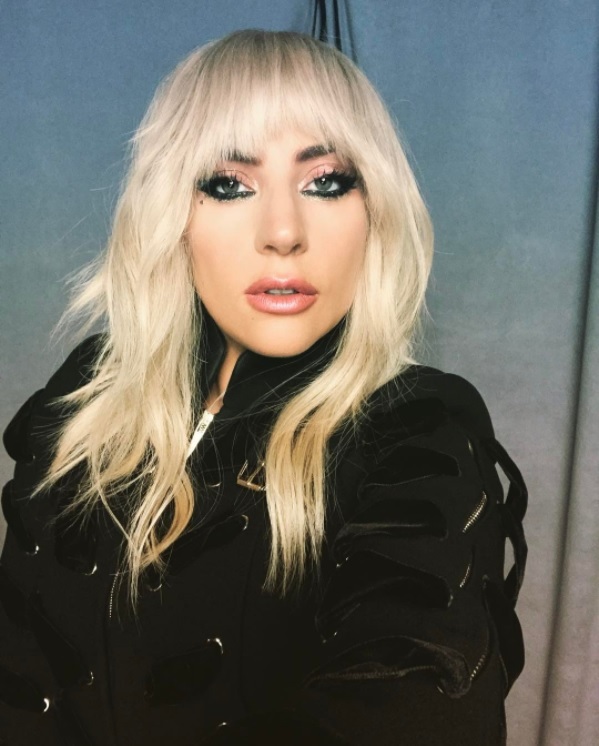 慢性的な痛みと闘うガガ（画像は『xoxo, Gaga　2017年9月9日付Instagram「＠digitalperm's Documentary on me ＃GagaFiveFootTwo premieres tonight at Toronto International Film Festival」』のスクリーンショット）