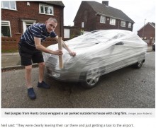 【海外発！Breaking News】「俺の家の前に駐車するな！」旅行者の車をラップで包んだ男性（英）