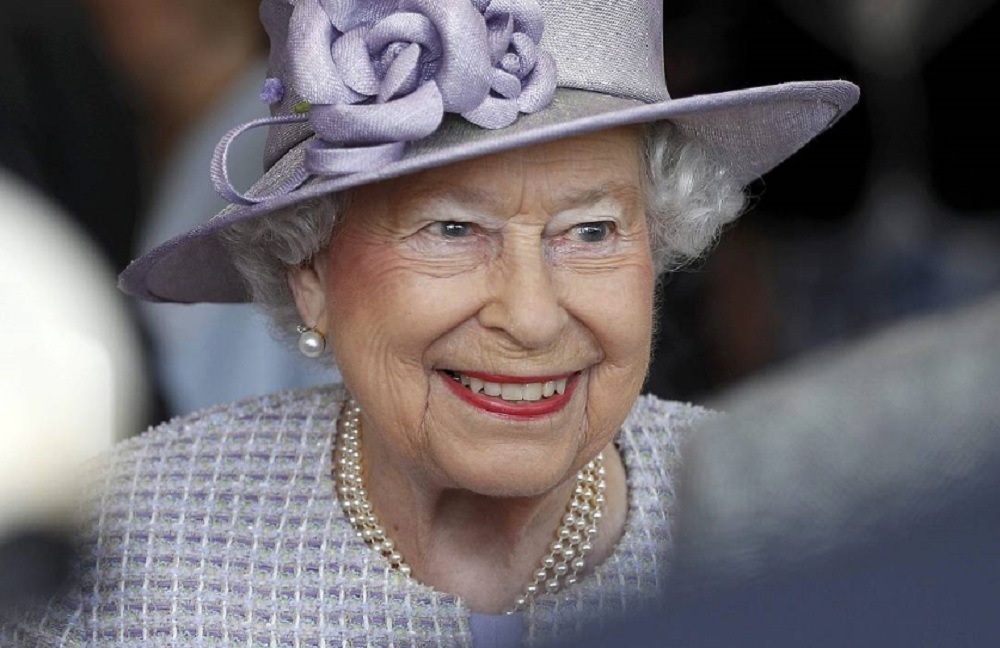 女王にも好印象（画像は『The Royal Family　2017年4月12日付Instagram「The Queen today visited Bedfordshire for a day of official engagements which involved feeding elephants and a trip to a spa.　PA」』のスクリーンショット）