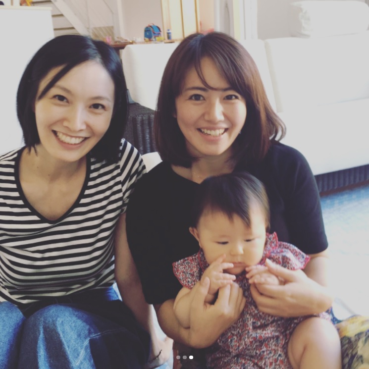 長澤奈央と彼女の娘を抱っこする磯山さやか（画像は『磯山さやか　2017年9月8日付Instagram「癒し」』のスクリーンショット）
