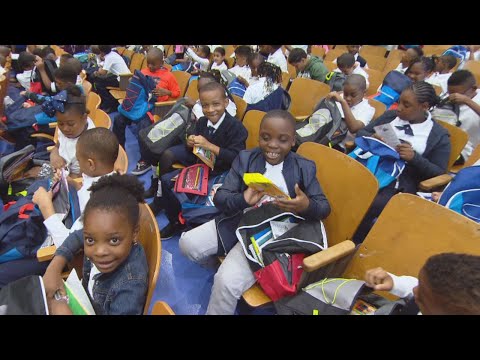 新学期が始まった小学校で嬉しいサプライズが（画像は『Inside Edition　2017年9月14日公開 YouTube「Watch These Kids Jump for Joy Over New Backpacks for the School Year」』のサムネイル）