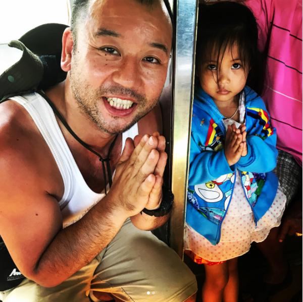 バイきんぐ西村と街で出会った女の子（画像は『＜西村アース（仮）＞【陸海空】こんな時間に地球征服するなんて　2017年8月26日付Instagram「ピッサヌロークの街で出会った子ども達。」』のスクリーンショット）