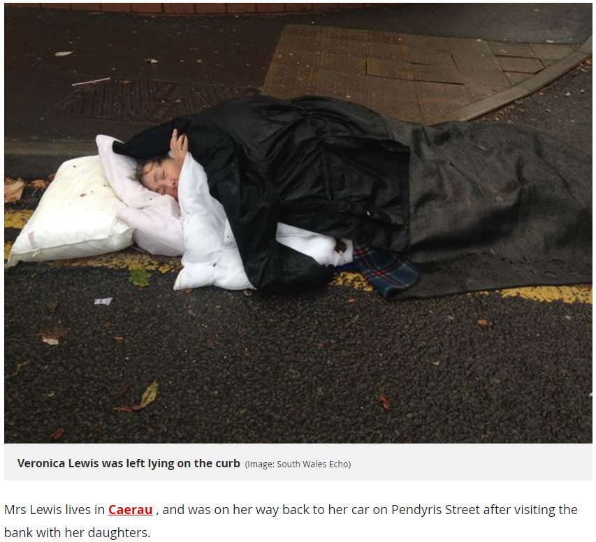 倒れたまま路上で救急車を待っていた女性（画像は『WalesOnline　2017年9月8日付「Elderly woman left lying in the street for three hours in the rain waiting for an ambulance」（Image: South Wales Echo）』のスクリーンショット）