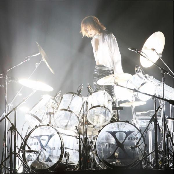ドラムセットの前に立つYOSHIKI（画像は『Yoshiki　2017年9月15日付Instagram「Started touching ＃drums as ＃rehabilitation.」』のスクリーンショット）
