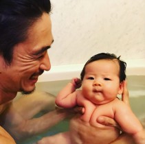 【エンタがビタミン♪】窪塚洋介、愛娘との入浴ショットにファン「パパの顔が最高！」
