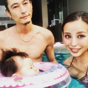 【エンタがビタミン♪】窪塚洋介、バリ島で生後3か月の娘とプールで遊ぶ　家族旅行の写真がどれも素敵！