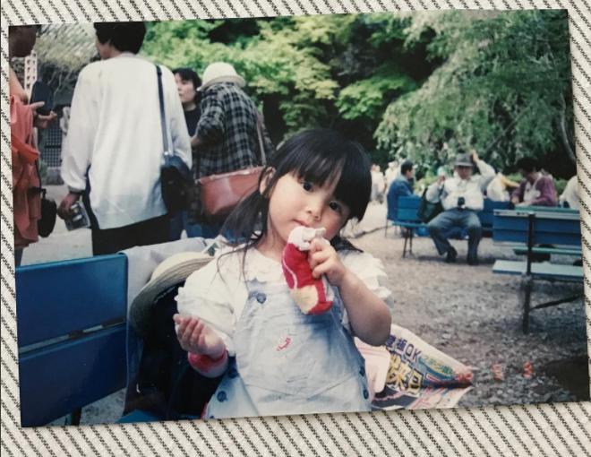 横山由依の子ども時代（画像は『横山由依　2017年9月28日付Instagram「昨日実家で見つけました。」』のスクリーンショット）