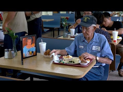 93歳男性、毎日のランチは亡き妻とともに（画像は『WTOC Extras　2017年9月5日公開 YouTube「Unforgettable: South Georgia man holds on to true love」』のサムネイル）