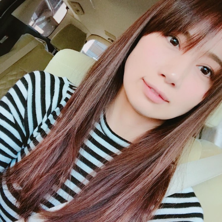 「いつだってスーパー直毛」と東原亜希（画像は『Aki　2017年10月27日付Instagram「朝から自分の髪の長さに驚く」』のスクリーンショット）